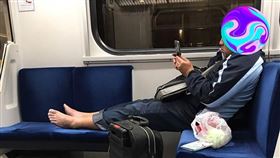 臭腳,區間車,火車,口罩,武漢肺炎(翻攝自 爆怨公社)