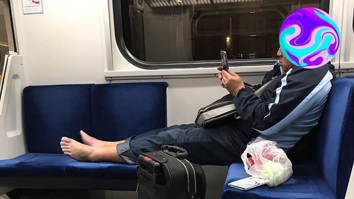 噁男搭火車未戴口罩　還脫鞋曬臭腳