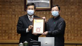 台積電捐100台熱像儀　教育部頒感謝狀教育部長潘文忠（左）8日在部務會報上，頒發感謝狀給台積電文教基金會執行長許峻郎（右），感謝捐贈100台熱像儀，將優先供大型考試防疫使用。（教育部提供）中央社記者陳至中傳真　109年4月8日