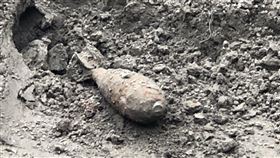 宜蘭岳明國小發現未爆彈　軍方帶回處理宜蘭縣蘇澳鎮岳明國小8日中午在整地時發現一枚未爆彈，軍方下午1時許派員帶回，相關單位初步研判這枚未爆彈為二次大戰時期的迫擊砲，所幸沒有釀成災害。（讀者提供）中央社記者王朝鈺傳真　109年4月8日