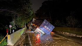 聯結車「輪陷」半截車身被「吃掉」　苗台13線全線急封閉（圖／翻攝畫面）