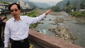 台電清日月潭淤泥　先期試驗尾水排水里溪台灣電力公司規劃日月潭水力發電排砂，目前進行低濃度「先期試驗」，大觀發電廠副廠長黃陵育（圖）8日表示，渾水經大觀一廠、銃櫃壩、鉅工分廠發電後排入水里溪。中央社記者蕭博陽南投攝　109年4月8日