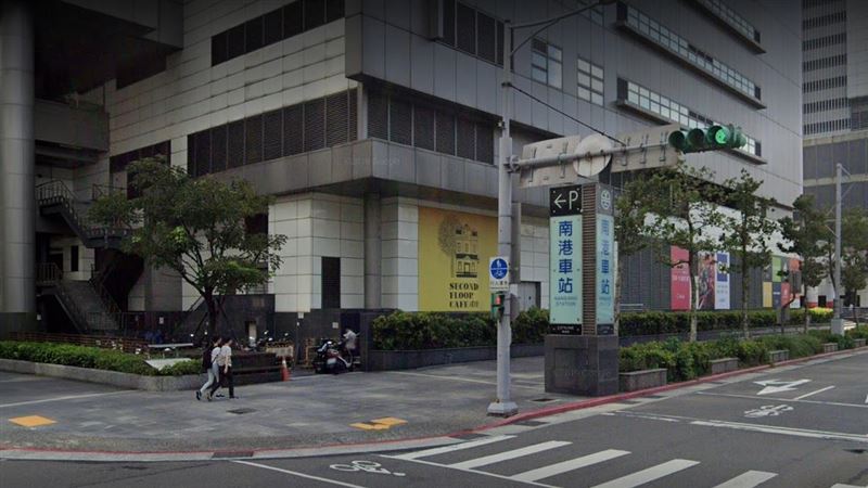 老翁搭火車　口罩戴下巴、車廂內吐痰