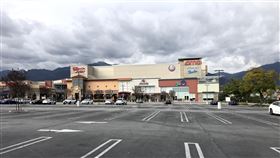 加州防疫 電影院關門加州採取居家隔離防疫，關閉電影院、內用餐廳等非民生必需的營業場所。圖為影城外空蕩蕩的停車場。中央社記者林宏翰洛杉磯攝 109年4月9日