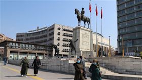 武漢肺炎衝擊 戴口罩路人行經安卡拉勝利紀念碑土耳其武漢肺炎通報確診病例數連日攀高，疫情日趨嚴峻。圖為戴上口罩的路人於3月25日行經安卡拉老城區地標勝利紀念碑前方。中央社記者何宏儒安卡拉攝109年4月9日
