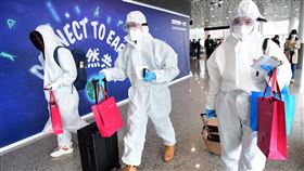 武漢解封機場復航 乘客全副武裝武漢8日解除離漢通道管控措施，武漢天河機場恢復國內航班。圖為3名身著防護服的武漢乘客乘坐東方航空飛抵深圳寶安國際機場。（中新社提供）中央社  109年4月8日
