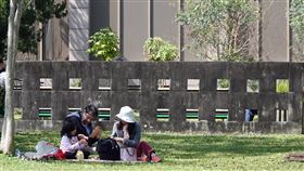 陽光露臉　民眾外出野餐大陸冷氣團15日帶來乾冷空氣，白天陽光露臉、氣溫回升，民眾帶著家人在公園野餐曬太陽。中央社記者鄭傑文攝　109年3月15日