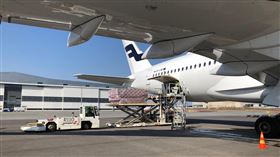 芬蘭衛生與社會事務部長佩科寧（Aino-Kaisa Pekonen）7日在推特放了一張照片，顯示芬蘭訂購200萬片外科手術用口罩和23萬片防護型口罩的首批貨物已由芬蘭航空公司（Finnair）飛機運抵赫爾辛基機場。