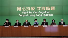 疫情空前挑戰 港府祭龐大紓困特首官員減薪香港特區行政長官林鄭月娥（中）8日聯同多名司局長舉行記者會，宣布再投入港幣1375億元（新台幣5170億元）作為薪資補助等，以因應疫情所帶來的困境。行政長官及各司局級官員還減薪一成，為期一年。（中新社提供）中央社  109年4月8日