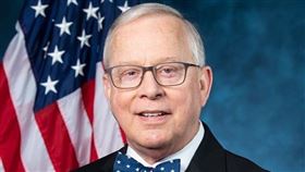 共和黨籍眾議員萊特8日推文表示，台灣在對抗疫情上展現強韌國際領導力，即便如此，WHO仍持續將台灣排除在2019冠狀病毒疾病討論外，直批這種作法「可恥」。（圖取自facebook.com/RepRonWright）