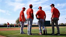 ▲天使隊教練梅登（右二）。（圖／取自推特）