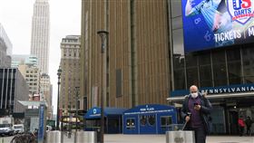 紐約麥迪遜花園廣場冷清  通勤族戴口罩全美武漢肺炎疫情蔓延，紐約市曼哈頓中城的麥迪遜花園廣場與賓夕法尼亞車站外一片冷清，通勤族戴起口罩防疫。中央社記者尹俊傑紐約攝  109年4月7日