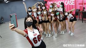 ▲中職開打後，樂天女孩會在球場開直播。（圖／記者劉彥池攝影）