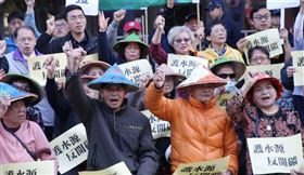 2019年12月17日，宜蘭護水源反開礦行動聯盟「保護宜蘭水源地，拒絕礦業開發破壞山林」記者會在經濟部礦務局舉行，上了年紀的村民親自北上，呼籲礦權到期不應予以展延，保護宜蘭山景水源。中央社記者鄭傑文攝　108年12月17日