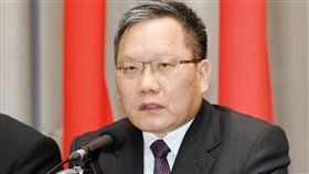 蘇建榮說明新一波疫情紓困措施行政院24日傍晚舉行「政府挺你 安心防疫」記者會，財政部長蘇建榮出席，針對武漢肺炎疫情新一波紓困措施進行說明。中央社記者施宗暉攝　109年3月24日