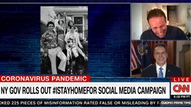 鬥嘴第2彈！主播弟曬紐約州長矬照
Andrew Cuomo,Chris Cuomo,媽寶,鬥嘴,尼龍花襯衫,黑白照片
翻攝自CNN新聞畫面