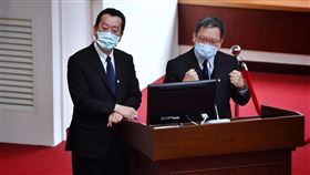 顧立雄蘇建榮立院備詢立法院財政委員會9日邀請財政部長蘇建榮（右）、金管會主委顧立雄（左）就「因應嚴重特殊傳染性肺炎（COVID－19，俗稱武漢肺炎）疫情銀行業辦理紓困貸款執行情形」進行專題報告，並備質詢。中央社記者王飛華攝  109年4月9日