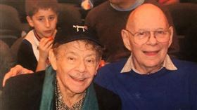 ▲紐約尼克隊的超級球迷克萊（Fred Klein）（右）。（圖／取自推特）