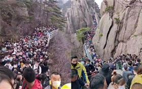 ▲清明連假中國風景區擠滿遊客。（圖／翻攝自微博）