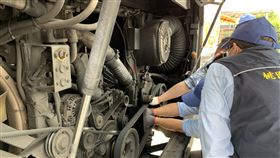 桃園業者私改大型柴油車增空污  最高罰6萬元環保署9日表示，桃園市環保局日前查獲桃園客運公司有2輛車有改裝行為，該車原設置「選擇性觸媒還原系統（SCR）」以減少氮氧化物排放，卻遭業者破壞；將依空污法開罰，最高可處新台幣6萬元罰鍰，並限期改善複查。圖為稽查員檢查SCR連接線是否正常。（環保署提供）中央社記者張雄風傳真  109年4月9日