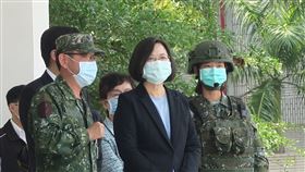 總統蔡英文9日赴台南視導反登陸作戰的「陸軍砲兵第43指揮部砲一營」。（圖／記者盧素梅攝影）