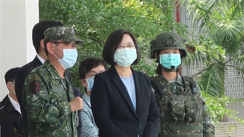 視導砲兵班　蔡英文讚巾幗不讓鬚眉
