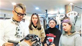 城市科大校友房宣伶赴韓實習  學美髮技藝台北城市科技大學校友房宣伶（左2）在學期間透過產學合作前往韓國實習一年；不只習得技藝，也養成獨立自主與解決問題的能力，畢業前更被在台灣的韓國知名美髮店延攬，當上助理設計師。（城市科大提供）中央社記者許秩維傳真  109年4月9日
