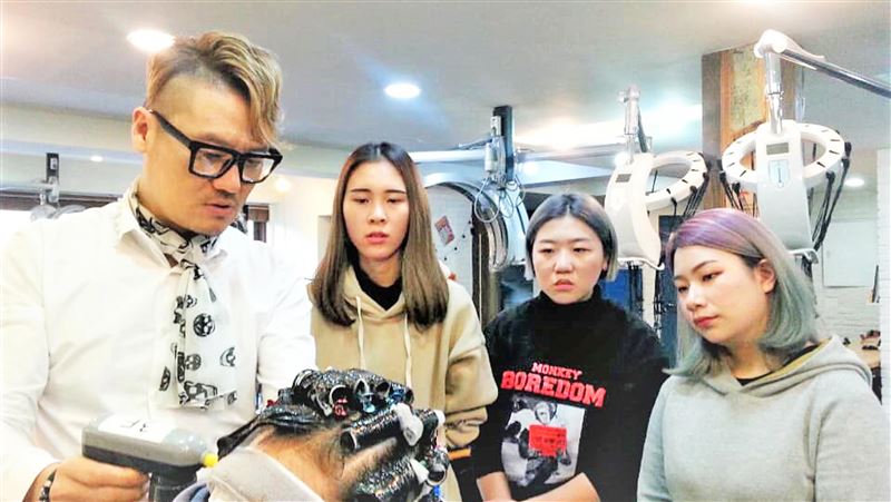 克服語言障礙學技藝　房宣伶圓美髮夢