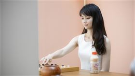 種子音樂提供 「圍棋女神」黑嘉嘉 首支飲料廣告酸甜亮相