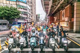 新冠肺炎疫情當頭，民眾紛紛改搭私人運具，共體時艱避免疫情擴散，而私人運具中又以電動機車屬於最低碳環保的交通方式之一。不過廣大的電動機車族群須要政策鼓勵，全台各縣市今年度電動機車補助方案已陸續出爐，截至今(9)日，已有18個縣市公佈2020年加碼補助方案。(圖/台灣智慧產業移動協會提供)
