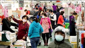 防範武漢肺炎　北市公有市場全面戴口罩（1）防範2019冠狀病毒疾病（COVID-19，武漢肺炎）疫情，9日起民眾、攤商進入台北市公有市場都要配戴口罩。中央社記者張皓安攝　109年4月9日