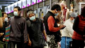 防範武漢肺炎　北市公有市場全面戴口罩（2）因應2019冠狀病毒疾病（COVID-19，武漢肺炎）疫情，台北市公有市場9日起實施全面戴口罩，希望降低任何群聚感染機會。中央社記者張皓安攝　109年4月9日