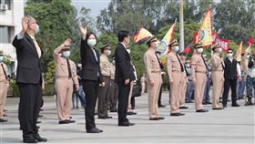 海軍敦睦支隊提前返台 蔡總統左營揮手打氣受武漢肺炎疫情影響，海軍敦睦遠航支隊9日提前返國，總統蔡英文（左2）赴左營軍港，僅在岸上揮手替官兵打氣。（軍聞社提供）中央社記者游凱翔傳真　109年4月9日