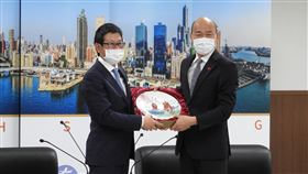 韓國瑜贈三井不動產董事長風景瓷盤高雄市長韓國瑜（右）9日在鳳山行政中心貴賓室接見三井不動產董事長下町一朗（左），贈送印有高雄市風景的瓷盤，表達高雄的友善，並允諾提供投資協助。中央社記者王淑芬攝  109年4月9日