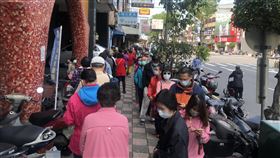口罩新制上路  藥局現排隊人龍成人口罩14天配售9片新制上路，台中市豐原區一家健保藥局前，9日有許多民眾排隊購買口罩。中央社記者趙麗妍攝  109年4月9日