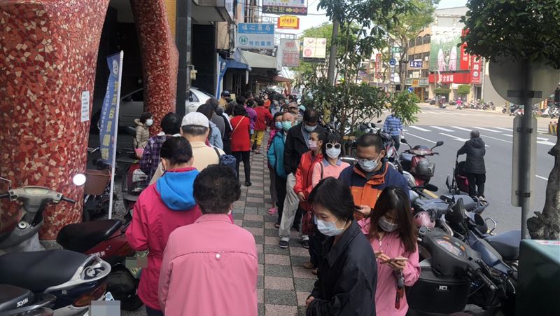 口罩新制上路　藥局排隊人龍盼增額度