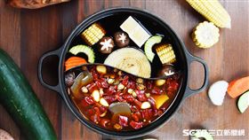 樂尼尼餐飲集團旗下火鍋推出身份證對對碰6折優惠。（圖／業者提供）