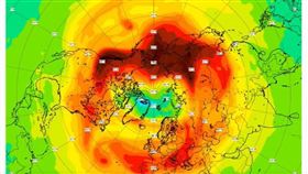 北極上空的臭氧層近日出現罕見破洞，科學家說，從太空和地面都可追蹤到這個迄今最大的大洞，但除非它往南移動，否則不會危及人類。（圖取自哥白尼大氣監控機構網頁atmosphere.copernicus.eu）
