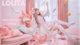 ▲希希這張漂浮美照，拍攝時被裝飾品打到4、5次。（圖／希希提供）