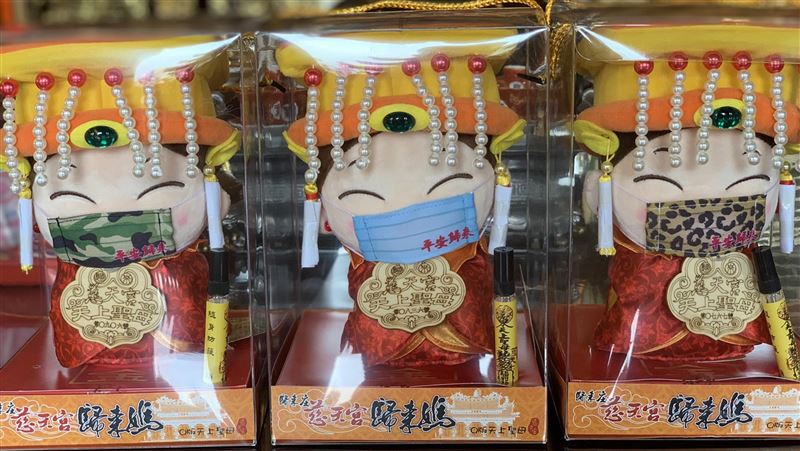 慈天宮推防疫媽祖公仔　戴豹紋口罩