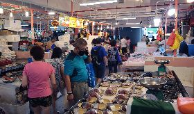 新加坡傳統市場 民眾遵守安全距離規範