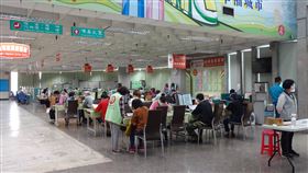 高市勞工局提供無薪假影響等諮詢高雄市政府勞工局4月8日通報給勞動部的無薪假人數數據有39家721人，已逐家進場了解和關懷，追查是否勞資雙方合意及是否符合現行法令規範。圖為勞工局提供無薪假影響等勞動諮詢。中央社記者陳朝福攝  109年4月9日