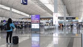航空業低迷 港機管局高層減薪兩成香港航空業低迷，管理機場的機場管理局高層9日公布自願減薪兩成，為期半年；圖為在武漢肺炎衝擊下，香港機場空蕩蕩。（資料圖片）中央社記者張謙香港攝　109年4月9日    