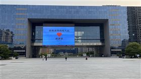 中市府向防疫人員致敬　自製圖卡電視牆播放台中市政府自製圖卡，特別寫上「致醫護暨防疫人員」、「感謝您」及印上「紅色愛心」，9日起在市府廣場前大型LED電視牆播放，感謝站在第一線的醫護及防疫人員的貢獻。（台中市政府提供）中央社記者郝雪卿傳真　109年4月9日