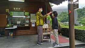 知本國家森林遊樂區量額溫,臺東林區管理處提供