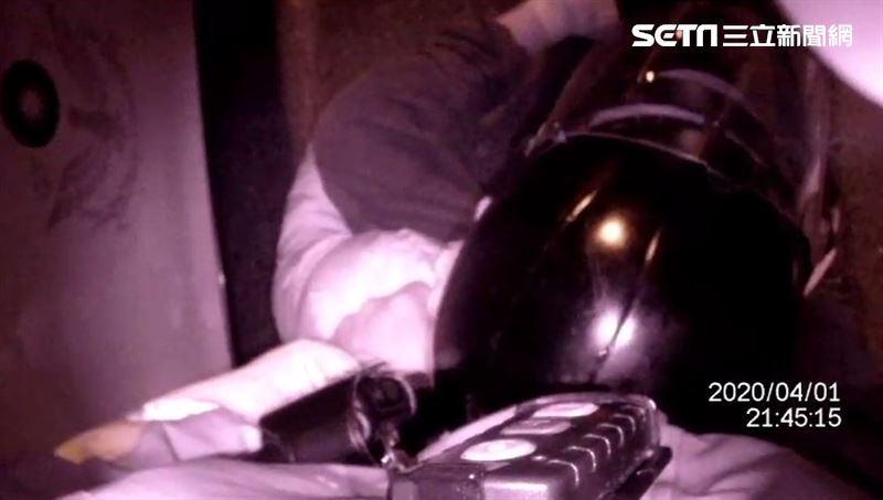 防疫中無法返國鬱悶　男跨坐大橋想家