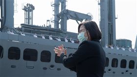 總統蔡英文9日戴著口罩歡迎海軍敦睦遠航訓練支隊返國。（圖／總統府提供）