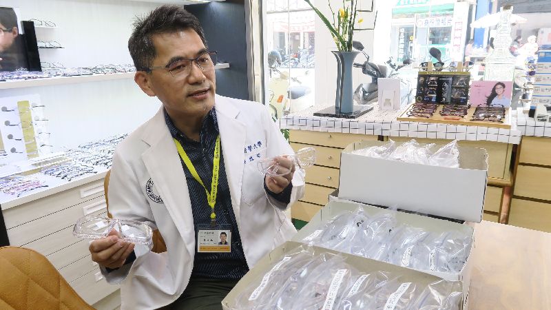 醫院救了他　眼鏡行捐200副護目鏡