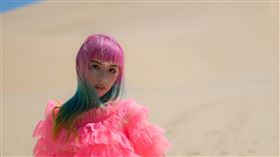 滾石唱片提供 原子邦妮絕美沙漠MV 重新喚醒「知。覺」