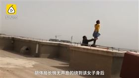 大陸,新疆,跳樓,輕生,吵架,警長,救援（圖／翻攝自梨視頻）